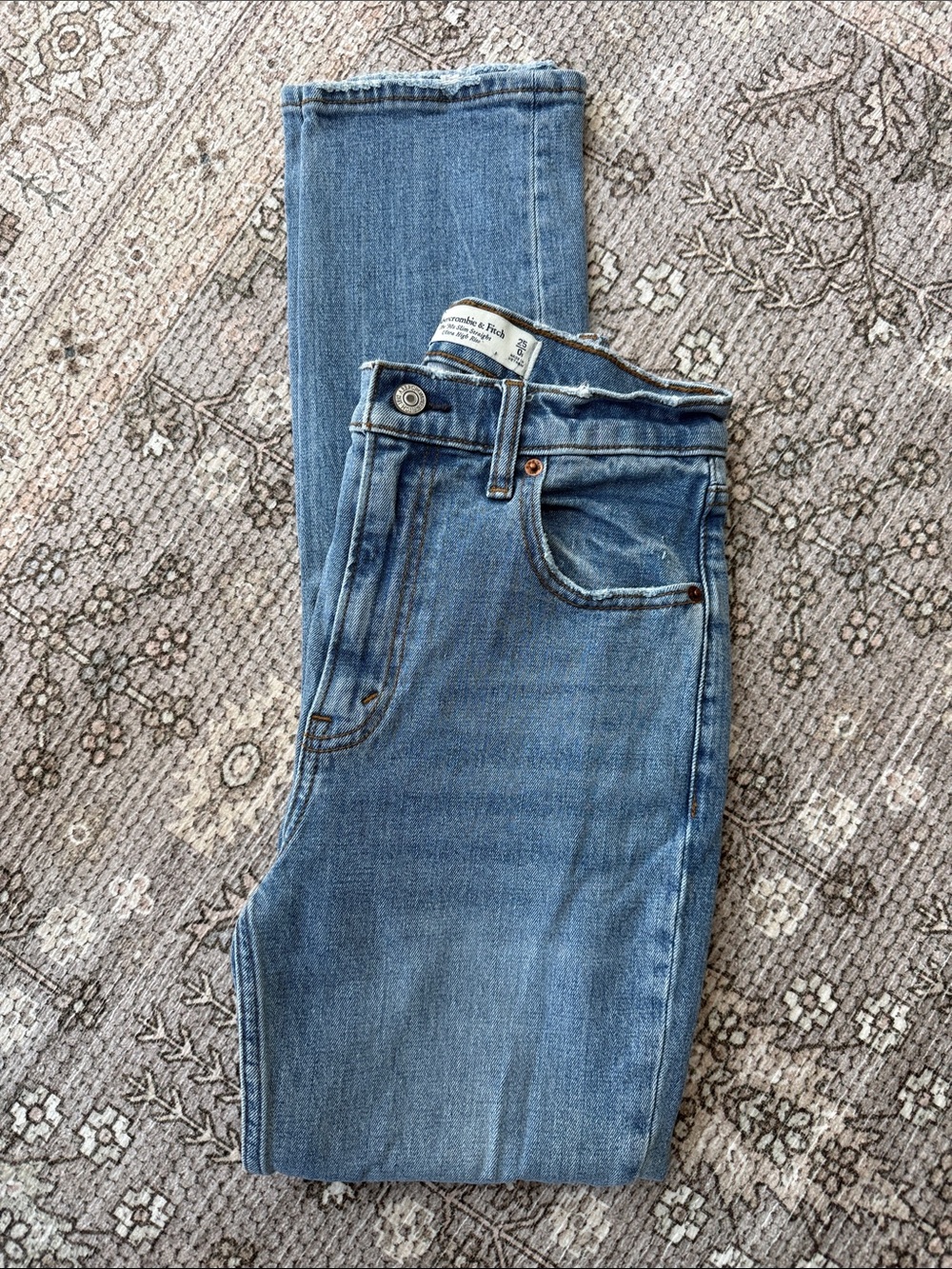 Abercrombie and Fitch The 90’s Slim Straight Ultra High Rise Jean 25S